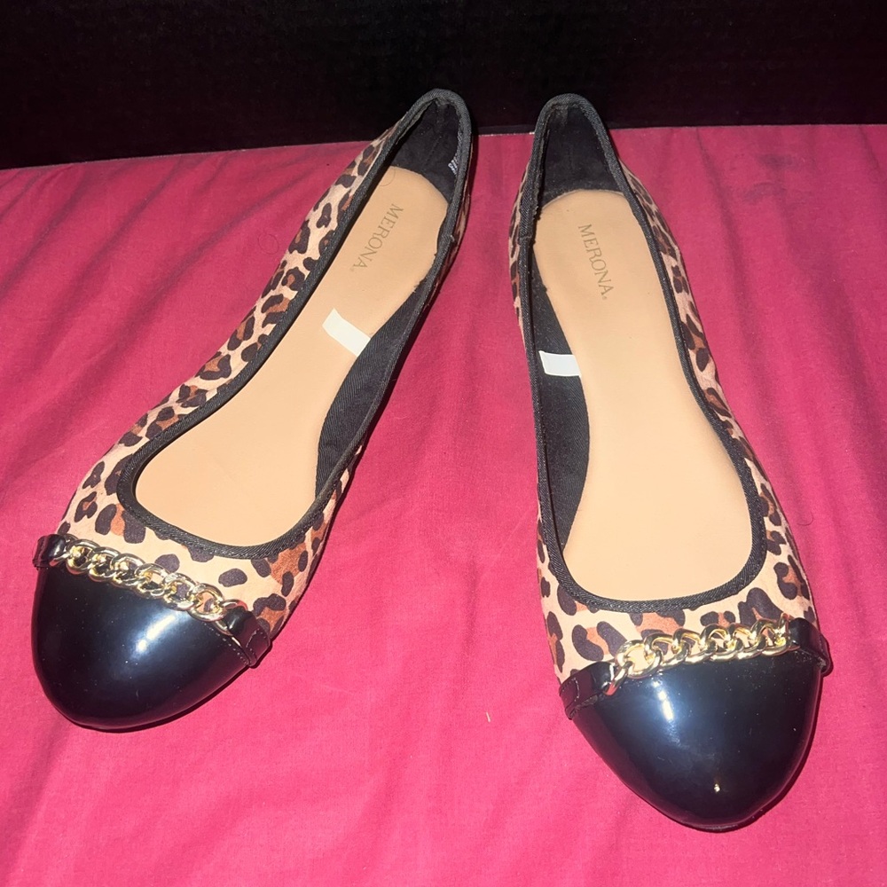 Leopard Print flats with gold chain detail Sz 9.5